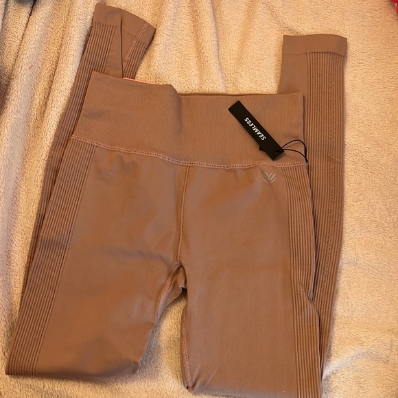 Brand new seamless Leggings Forever 21 - Picture 2 of 3